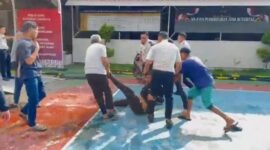 Aksi unjuk rasa yang berujung ricuh terjadi di Lapas Narkotika Sungguminasa, Kabupaten Gowa, Sulawesi Selatan, Senin (26/5). Sekelompok massa yang mengatasnamakan Aliansi Masyarakat Pemerhati Hukum (AMPH) diduga melakukan pengrusakan terhadap sejumlah fasilitas lapas.