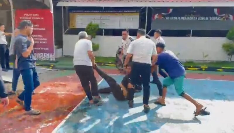Aksi unjuk rasa yang berujung ricuh terjadi di Lapas Narkotika Sungguminasa, Kabupaten Gowa, Sulawesi Selatan, Senin (26/5). Sekelompok massa yang mengatasnamakan Aliansi Masyarakat Pemerhati Hukum (AMPH) diduga melakukan pengrusakan terhadap sejumlah fasilitas lapas.