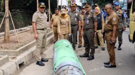 Foto: Wali Kota Jakarta Pusat, Arifin, didampingi jajaran Kecamatan Tanah Abang, Satpol PP, dan instansi terkait meninjau langsung lanjutan penataan kawasan Jalan Kebon Kacang 30, Selasa (26/5/2026).