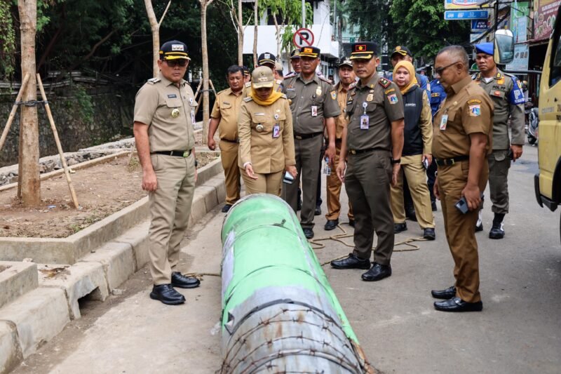 Foto: Wali Kota Jakarta Pusat, Arifin, didampingi jajaran Kecamatan Tanah Abang, Satpol PP, dan instansi terkait meninjau langsung lanjutan penataan kawasan Jalan Kebon Kacang 30, Selasa (26/5/2026).