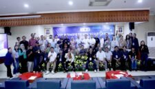 Foto: Seluruh peserta dan penguji berfoto bersama usai penutupan Uji Kompetensi Wartawan (UKW) Angkatan ke-65 PWI Jaya di Ruang Serbaguna Besar (RSGB), Kompleks Kantor Wali Kota Administrasi Jakarta Pusat, Selasa (26/5/2027).