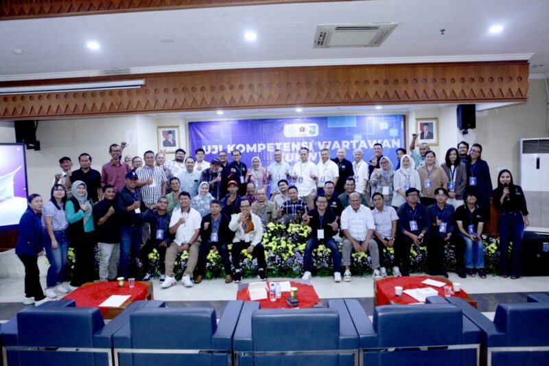 Foto: Seluruh peserta dan penguji berfoto bersama usai penutupan Uji Kompetensi Wartawan (UKW) Angkatan ke-65 PWI Jaya di Ruang Serbaguna Besar (RSGB), Kompleks Kantor Wali Kota Administrasi Jakarta Pusat, Selasa (26/5/2027).