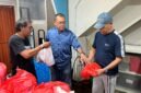 Foto: Pengurus Koordinatoriat Wartawan Balai Kota-DPRD DKI Jakarta (Balkoters) mendistribusikan paket daging kurban kepada anggota usai penyembelihan hewan kurban di lingkungan DPRD DKI Jakarta, Rabu (27/5/2026). Pada Iduladha 1447 Hijriah