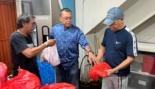 Foto: Pengurus Koordinatoriat Wartawan Balai Kota-DPRD DKI Jakarta (Balkoters) mendistribusikan paket daging kurban kepada anggota usai penyembelihan hewan kurban di lingkungan DPRD DKI Jakarta, Rabu (27/5/2026). Pada Iduladha 1447 Hijriah