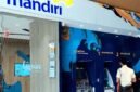Foto: Suasana area layanan ATM Bank Mandiri di Jakarta. Kasus tertelannya kartu ATM perusahaan milik nasabah kembali menjadi sorotan setelah adanya keluhan terkait perbedaan informasi prosedur antara layanan customer service dan kantor cabang bank.
