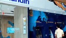 Foto: Suasana area layanan ATM Bank Mandiri di Jakarta. Kasus tertelannya kartu ATM perusahaan milik nasabah kembali menjadi sorotan setelah adanya keluhan terkait perbedaan informasi prosedur antara layanan customer service dan kantor cabang bank.