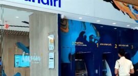 Foto: Suasana area layanan ATM Bank Mandiri di Jakarta. Kasus tertelannya kartu ATM perusahaan milik nasabah kembali menjadi sorotan setelah adanya keluhan terkait perbedaan informasi prosedur antara layanan customer service dan kantor cabang bank.