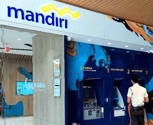 Foto: Suasana area layanan ATM Bank Mandiri di Jakarta. Kasus tertelannya kartu ATM perusahaan milik nasabah kembali menjadi sorotan setelah adanya keluhan terkait perbedaan informasi prosedur antara layanan customer service dan kantor cabang bank.