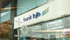 Foto: Logo bank bjb terlihat di salah satu kantor cabang. Pada Triwulan I 2026, bank bjb membukukan laba bersih sebesar Rp410 miliar yang ditopang pertumbuhan kredit, penguatan layanan digital, dan peningkatan pendapatan bunga bersih.