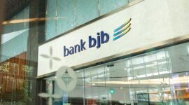 Foto: Logo bank bjb terlihat di salah satu kantor cabang. Pada Triwulan I 2026, bank bjb membukukan laba bersih sebesar Rp410 miliar yang ditopang pertumbuhan kredit, penguatan layanan digital, dan peningkatan pendapatan bunga bersih.