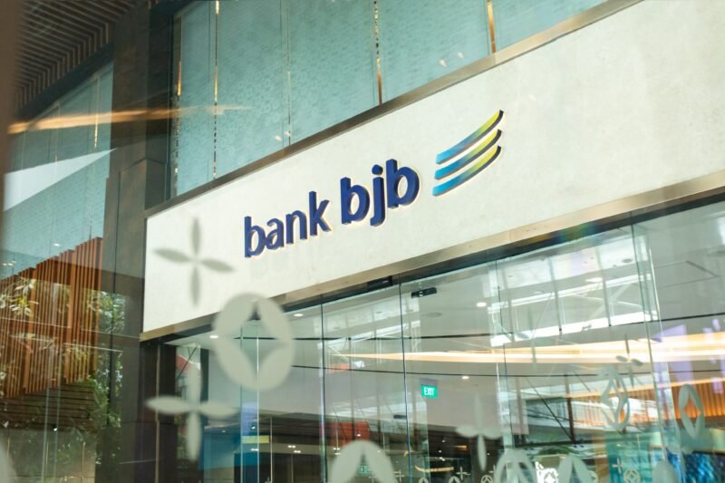 Foto: Logo bank bjb terlihat di salah satu kantor cabang. Pada Triwulan I 2026, bank bjb membukukan laba bersih sebesar Rp410 miliar yang ditopang pertumbuhan kredit, penguatan layanan digital, dan peningkatan pendapatan bunga bersih.