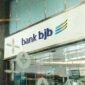 Foto: Logo bank bjb terlihat di salah satu kantor cabang. Pada Triwulan I 2026, bank bjb membukukan laba bersih sebesar Rp410 miliar yang ditopang pertumbuhan kredit, penguatan layanan digital, dan peningkatan pendapatan bunga bersih.