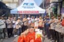 Foto: Polsek Tambora bersama berbagai stakeholder menyalurkan bantuan sosial kepada warga terdampak kebakaran di kawasan Krendang, Tambora, Jakarta Barat, Jumat (29/5/2026).