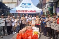Foto: Polsek Tambora bersama berbagai stakeholder menyalurkan bantuan sosial kepada warga terdampak kebakaran di kawasan Krendang, Tambora, Jakarta Barat, Jumat (29/5/2026).