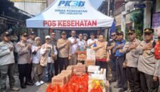 Foto: Polsek Tambora bersama berbagai stakeholder menyalurkan bantuan sosial kepada warga terdampak kebakaran di kawasan Krendang, Tambora, Jakarta Barat, Jumat (29/5/2026).