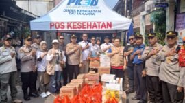 Foto: Polsek Tambora bersama berbagai stakeholder menyalurkan bantuan sosial kepada warga terdampak kebakaran di kawasan Krendang, Tambora, Jakarta Barat, Jumat (29/5/2026).