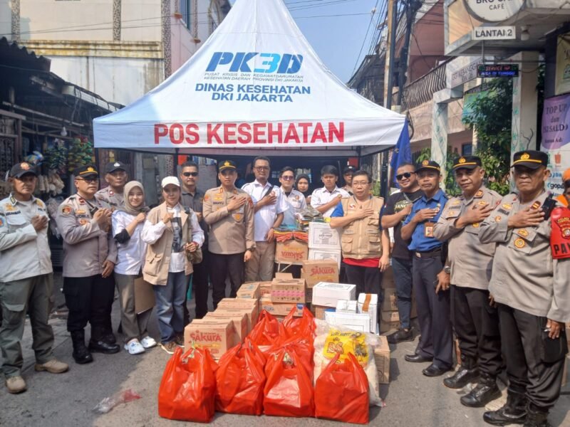 Foto: Polsek Tambora bersama berbagai stakeholder menyalurkan bantuan sosial kepada warga terdampak kebakaran di kawasan Krendang, Tambora, Jakarta Barat, Jumat (29/5/2026).