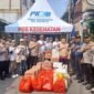 Foto: Polsek Tambora bersama berbagai stakeholder menyalurkan bantuan sosial kepada warga terdampak kebakaran di kawasan Krendang, Tambora, Jakarta Barat, Jumat (29/5/2026).
