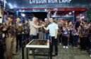 Foto: Peresmian Ghosun Iron Camp di Bekasi — CEO Ghosun Iron Camp, Susanto (kiri), berjabat tangan dengan Ketua KONI DKI Jakarta, Hidayat Humaid (kanan), usai penandatanganan prasasti peresmian Ghosun Iron Camp di Burangkeng, Setu, Kabupaten Bekasi, Sabtu (30/5/2026).
