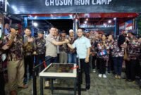 Foto: Peresmian Ghosun Iron Camp di Bekasi — CEO Ghosun Iron Camp, Susanto (kiri), berjabat tangan dengan Ketua KONI DKI Jakarta, Hidayat Humaid (kanan), usai penandatanganan prasasti peresmian Ghosun Iron Camp di Burangkeng, Setu, Kabupaten Bekasi, Sabtu (30/5/2026).
