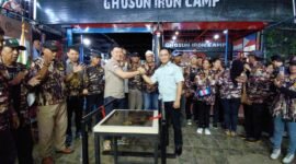 Foto: Peresmian Ghosun Iron Camp di Bekasi — CEO Ghosun Iron Camp, Susanto (kiri), berjabat tangan dengan Ketua KONI DKI Jakarta, Hidayat Humaid (kanan), usai penandatanganan prasasti peresmian Ghosun Iron Camp di Burangkeng, Setu, Kabupaten Bekasi, Sabtu (30/5/2026).
