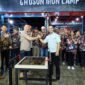 Foto: Peresmian Ghosun Iron Camp di Bekasi — CEO Ghosun Iron Camp, Susanto (kiri), berjabat tangan dengan Ketua KONI DKI Jakarta, Hidayat Humaid (kanan), usai penandatanganan prasasti peresmian Ghosun Iron Camp di Burangkeng, Setu, Kabupaten Bekasi, Sabtu (30/5/2026).
