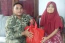 Foto: Sertu Nurdin menyerahkan bantuan sembako kepada seorang warga lanjut usia di Desa Dagangan, Kecamatan Dagangan, Kabupaten Madiun, Minggu (31/5/2026)