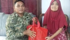 Foto: Sertu Nurdin menyerahkan bantuan sembako kepada seorang warga lanjut usia di Desa Dagangan, Kecamatan Dagangan, Kabupaten Madiun, Minggu (31/5/2026)