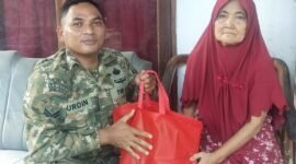 Foto: Sertu Nurdin menyerahkan bantuan sembako kepada seorang warga lanjut usia di Desa Dagangan, Kecamatan Dagangan, Kabupaten Madiun, Minggu (31/5/2026)