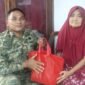 Foto: Sertu Nurdin menyerahkan bantuan sembako kepada seorang warga lanjut usia di Desa Dagangan, Kecamatan Dagangan, Kabupaten Madiun, Minggu (31/5/2026)