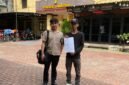 Foto: Korban penganiayaan berinisial AM (kanan) didampingi kuasa hukumnya melaporkan dugaan aksi kekerasan yang dilakukan oknum Ketua RT dan dua orang lainnya, 