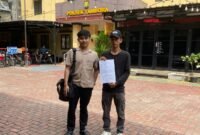 Foto: Korban penganiayaan berinisial AM (kanan) didampingi kuasa hukumnya melaporkan dugaan aksi kekerasan yang dilakukan oknum Ketua RT dan dua orang lainnya, 