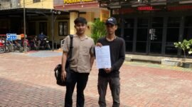 Foto: Korban penganiayaan berinisial AM (kanan) didampingi kuasa hukumnya melaporkan dugaan aksi kekerasan yang dilakukan oknum Ketua RT dan dua orang lainnya, 