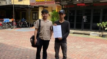 Foto: Korban penganiayaan berinisial AM (kanan) didampingi kuasa hukumnya melaporkan dugaan aksi kekerasan yang dilakukan oknum Ketua RT dan dua orang lainnya, 
