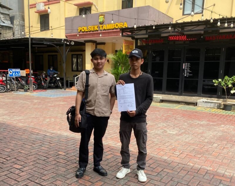 Foto: Korban penganiayaan berinisial AM (kanan) didampingi kuasa hukumnya melaporkan dugaan aksi kekerasan yang dilakukan oknum Ketua RT dan dua orang lainnya, 