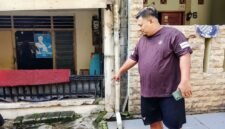 Foto: Arbiyanto Saputra BN Pemilik Sepeda motor yang hilang, Honda Vario Techno 110 tahun 2009 bernomor polisi B 3282 TJX saat menunjukkan lokasi motornya yang raib. (Dok-okj/fn)