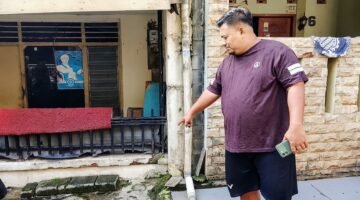 Foto: Arbiyanto Saputra BN Pemilik Sepeda motor yang hilang, Honda Vario Techno 110 tahun 2009 bernomor polisi B 3282 TJX saat menunjukkan lokasi motornya yang raib. (Dok-okj/fn)