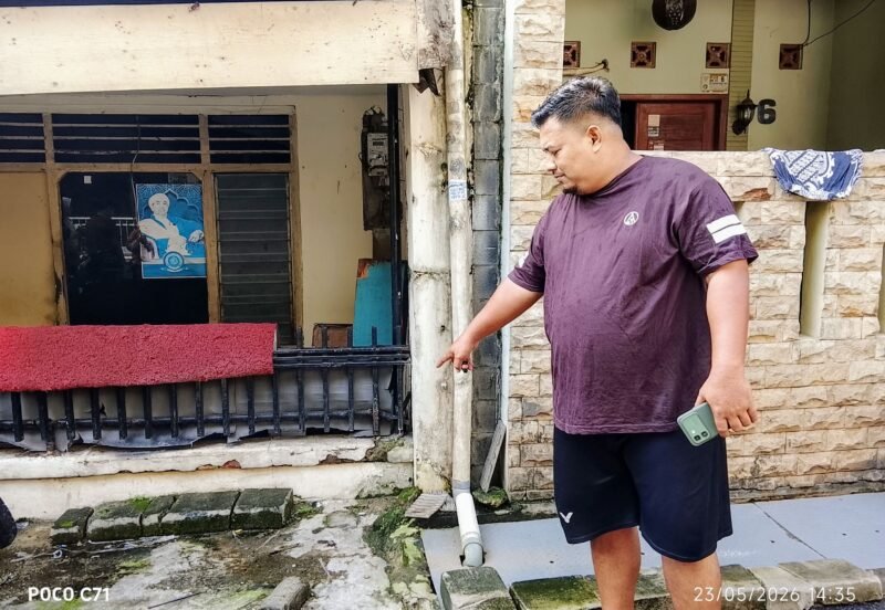 Foto: Arbiyanto Saputra BN Pemilik Sepeda motor yang hilang, Honda Vario Techno 110 tahun 2009 bernomor polisi B 3282 TJX saat menunjukkan lokasi motornya yang raib. (Dok-okj/fn)
