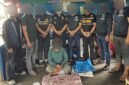 Foto: Petugas gabungan Bea Cukai dan Ditresnarkoba Polda Sumatera Utara menunjukkan tersangka beserta barang bukti 30 kilogram sabu yang berhasil digagalkan dalam operasi penyelundupan narkotika jaringan Malaysia di perairan Tanjung Api, Kabupaten Asahan, Sumatera Utara