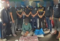 Foto: Petugas gabungan Bea Cukai dan Ditresnarkoba Polda Sumatera Utara menunjukkan tersangka beserta barang bukti 30 kilogram sabu yang berhasil digagalkan dalam operasi penyelundupan narkotika jaringan Malaysia di perairan Tanjung Api, Kabupaten Asahan, Sumatera Utara