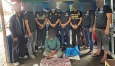 Foto: Petugas gabungan Bea Cukai dan Ditresnarkoba Polda Sumatera Utara menunjukkan tersangka beserta barang bukti 30 kilogram sabu yang berhasil digagalkan dalam operasi penyelundupan narkotika jaringan Malaysia di perairan Tanjung Api, Kabupaten Asahan, Sumatera Utara