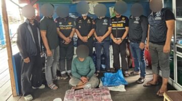 Foto: Petugas gabungan Bea Cukai dan Ditresnarkoba Polda Sumatera Utara menunjukkan tersangka beserta barang bukti 30 kilogram sabu yang berhasil digagalkan dalam operasi penyelundupan narkotika jaringan Malaysia di perairan Tanjung Api, Kabupaten Asahan, Sumatera Utara