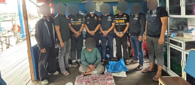 Foto: Petugas gabungan Bea Cukai dan Ditresnarkoba Polda Sumatera Utara menunjukkan tersangka beserta barang bukti 30 kilogram sabu yang berhasil digagalkan dalam operasi penyelundupan narkotika jaringan Malaysia di perairan Tanjung Api, Kabupaten Asahan, Sumatera Utara