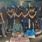 Foto: Petugas gabungan Bea Cukai dan Ditresnarkoba Polda Sumatera Utara menunjukkan tersangka beserta barang bukti 30 kilogram sabu yang berhasil digagalkan dalam operasi penyelundupan narkotika jaringan Malaysia di perairan Tanjung Api, Kabupaten Asahan, Sumatera Utara
