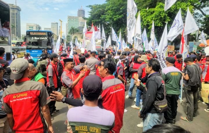 Foto: Situasi penyampaian aspirasi dalam momentum Hari Buruh Internasional atau May Day 2026 di kawasan Gedung DPR/MPR RI, Jakarta, Jumat (1/5/2026), terpantau aman dan kondusif hingga menjelang siang. (Dok-Istimewa)