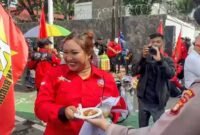 Foto: Pendekatan humanis aparat kepolisian mewarnai dinamika peringatan Hari Buruh Internasional (May Day) 2026 di kawasan Kantor Dinas Tenaga Kerja (Disnaker) Provinsi DKI Jakarta, Gambir, Jakarta Pusat, Jumat (1/5/2026). (Dok-Istimewa)