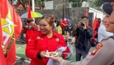 Foto: Pendekatan humanis aparat kepolisian mewarnai dinamika peringatan Hari Buruh Internasional (May Day) 2026 di kawasan Kantor Dinas Tenaga Kerja (Disnaker) Provinsi DKI Jakarta, Gambir, Jakarta Pusat, Jumat (1/5/2026). (Dok-Istimewa)