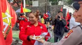 Foto: Pendekatan humanis aparat kepolisian mewarnai dinamika peringatan Hari Buruh Internasional (May Day) 2026 di kawasan Kantor Dinas Tenaga Kerja (Disnaker) Provinsi DKI Jakarta, Gambir, Jakarta Pusat, Jumat (1/5/2026). (Dok-Istimewa)
