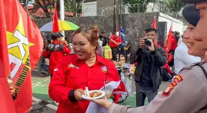 Foto: Pendekatan humanis aparat kepolisian mewarnai dinamika peringatan Hari Buruh Internasional (May Day) 2026 di kawasan Kantor Dinas Tenaga Kerja (Disnaker) Provinsi DKI Jakarta, Gambir, Jakarta Pusat, Jumat (1/5/2026). (Dok-Istimewa)
