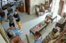 Foto: Tangkap layar CCTV momen ketika Dumaris Deniwati Boru Sitio dipukul dengan balok kayu hingga tewas ditempat. (Dok-Istimewa)